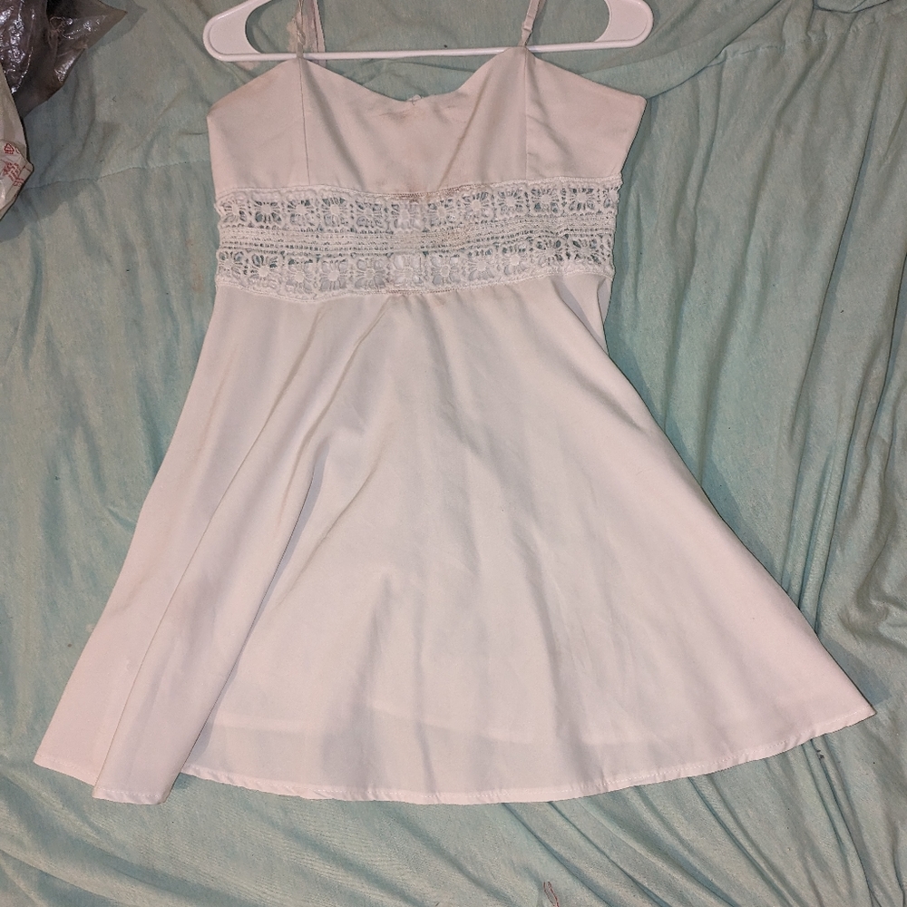 Dresses - Picture 4 of 9